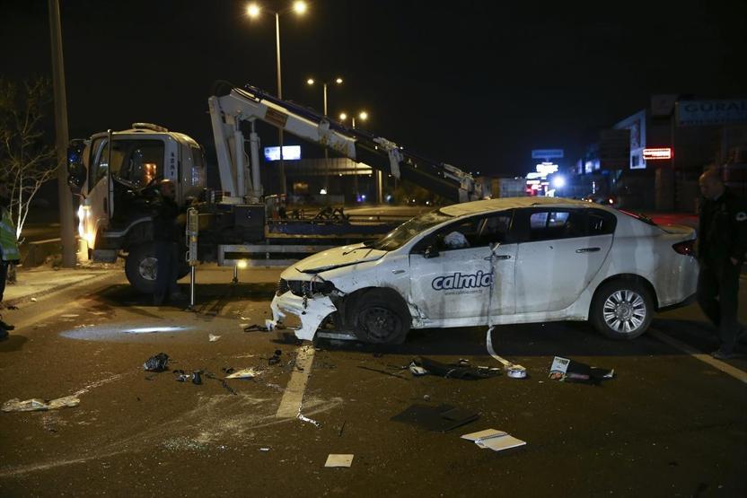 Başkentte refüje çarpan otomobil takla attı: 3 yaralı