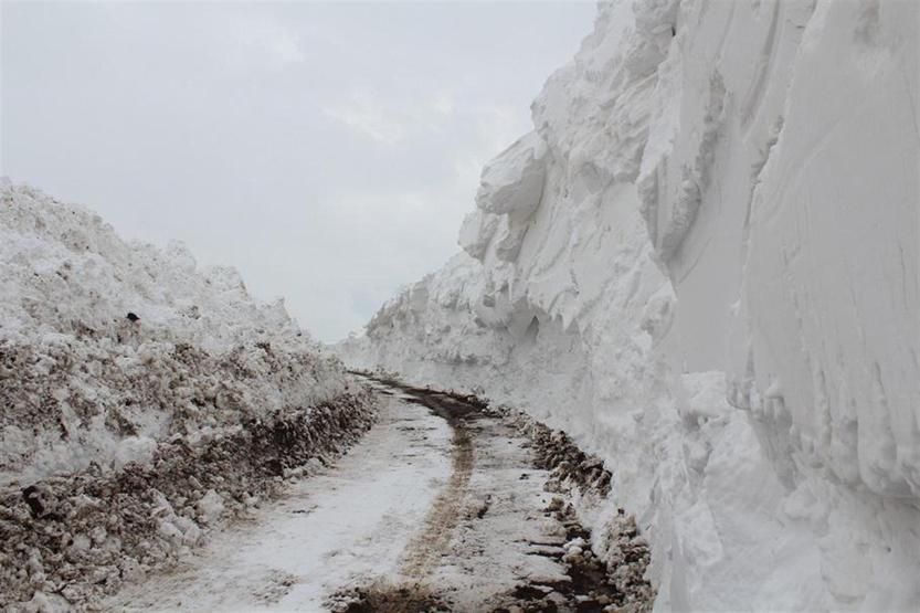 Kar kalınlığı 3 metre oldu, yol 5 günde açılabildi