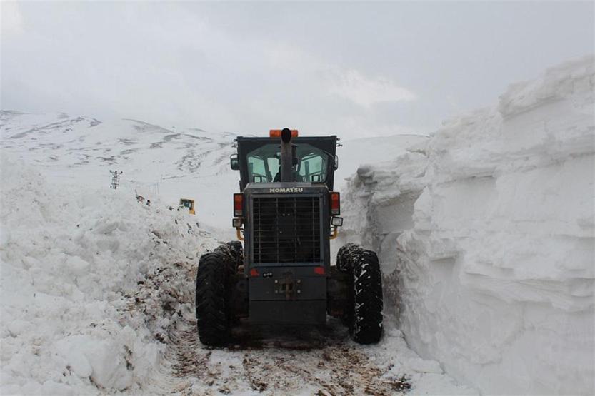 Kar kalınlığı 3 metre oldu, yol 5 günde açılabildi