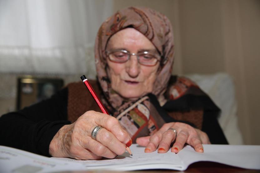 87 yaşındaki kadının okuma yazma azmi
