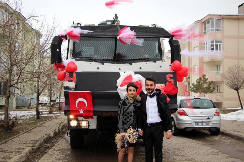 Polis ile öğretmenin düğününde, TOMA gelin arabası oldu