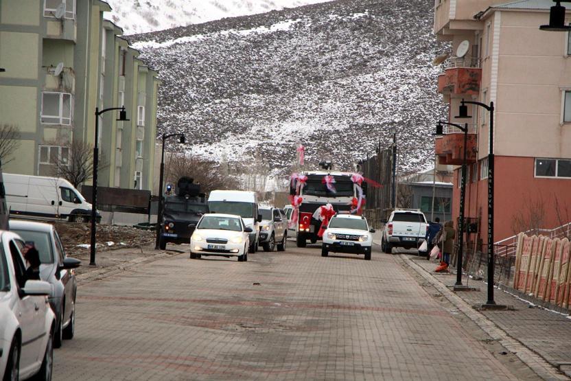 Polis ile öğretmenin düğününde, TOMA gelin arabası oldu