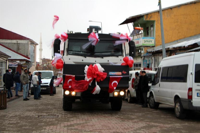 Polis ile öğretmenin düğününde, TOMA gelin arabası oldu