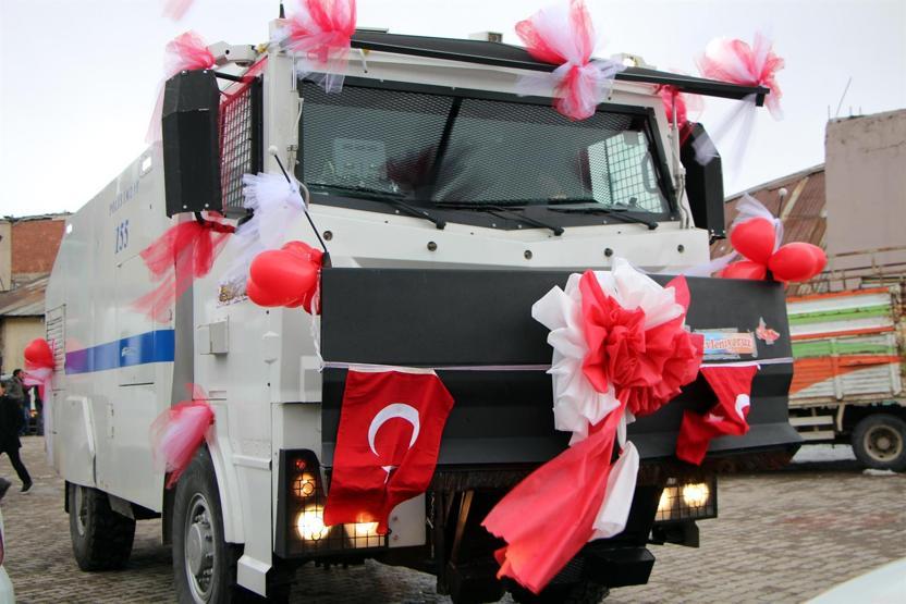 Polis ile öğretmenin düğününde, TOMA gelin arabası oldu