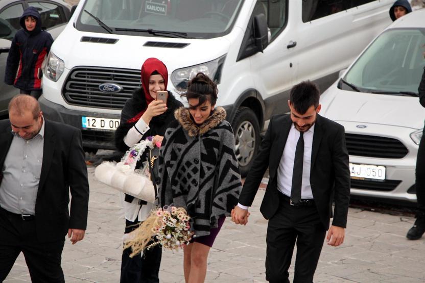Polis ile öğretmenin düğününde, TOMA gelin arabası oldu
