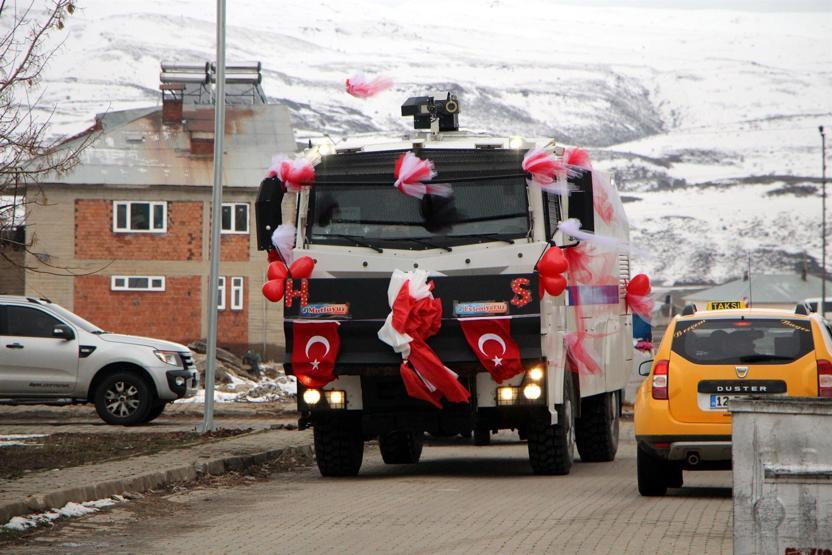 Polis ile öğretmenin düğününde, TOMA gelin arabası oldu