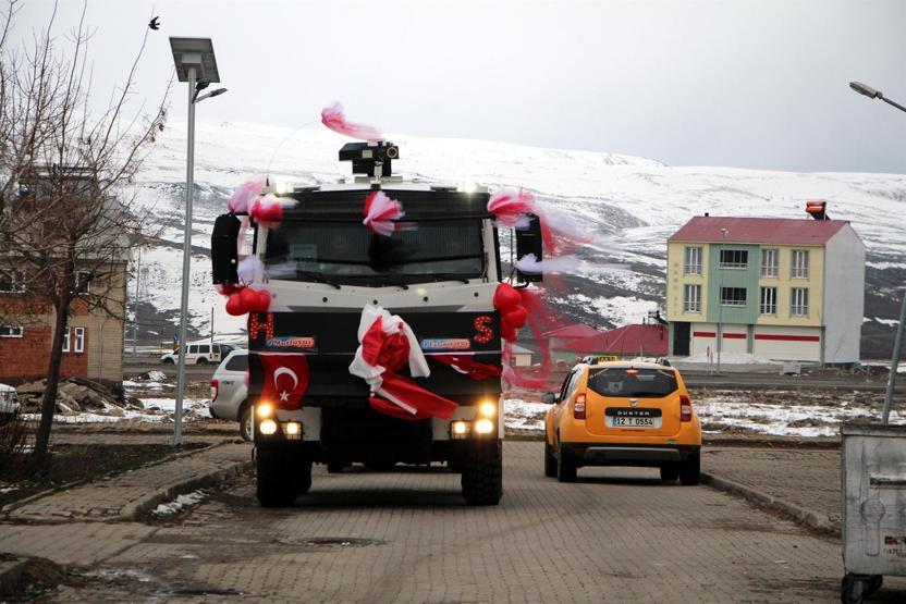 Polis ile öğretmenin düğününde, TOMA gelin arabası oldu