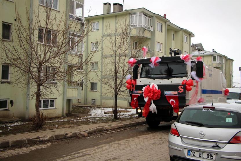 Polis ile öğretmenin düğününde, TOMA gelin arabası oldu