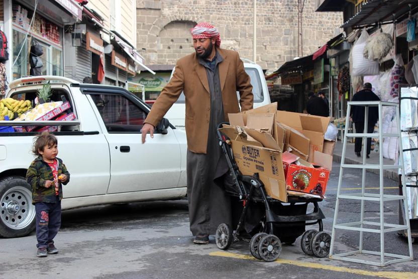 Oğlunun bebek arabasıyla atık topluyor