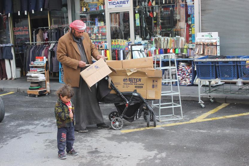 Oğlunun bebek arabasıyla atık topluyor