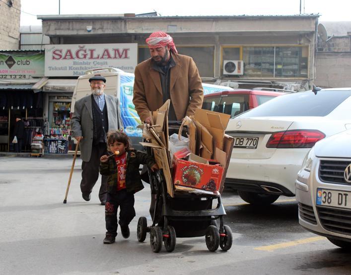 Oğlunun bebek arabasıyla atık topluyor