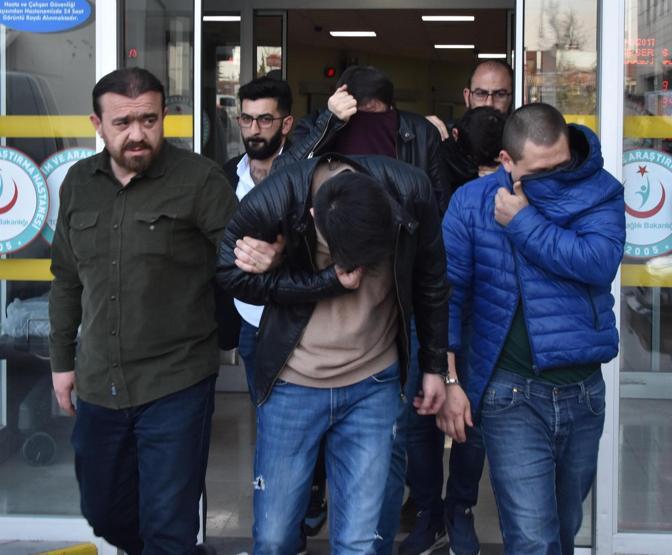 Üniversiteliler elbise dolabını uyuşturucu imalathanesine çevirmiş