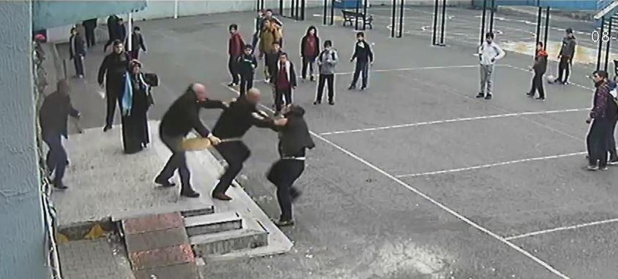 Çocuğunu uyaran öğretmene okul bahçesinde tekme tokat saldırdı