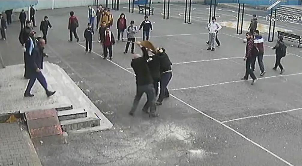 Çocuğunu uyaran öğretmene okul bahçesinde tekme tokat saldırdı