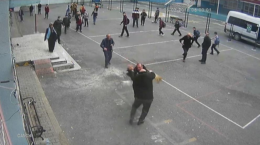 Çocuğunu uyaran öğretmene okul bahçesinde tekme tokat saldırdı