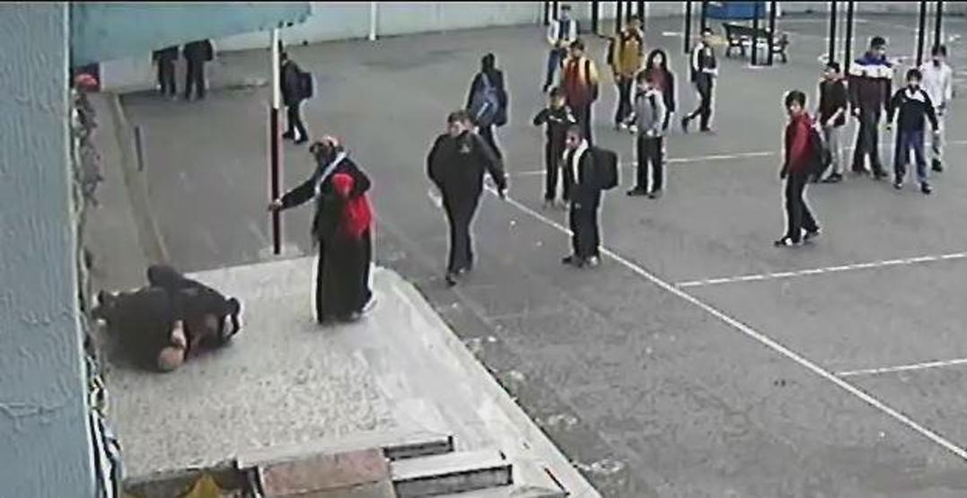 Çocuğunu uyaran öğretmene okul bahçesinde tekme tokat saldırdı