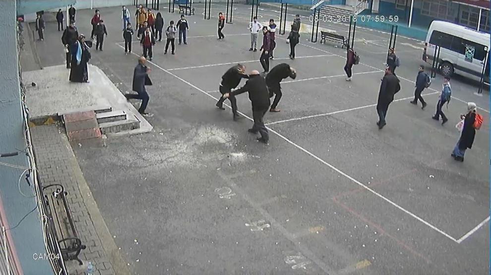 Çocuğunu uyaran öğretmene okul bahçesinde tekme tokat saldırdı