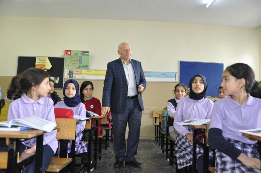 Çocuğunu uyaran öğretmene okul bahçesinde tekme tokat saldırdı