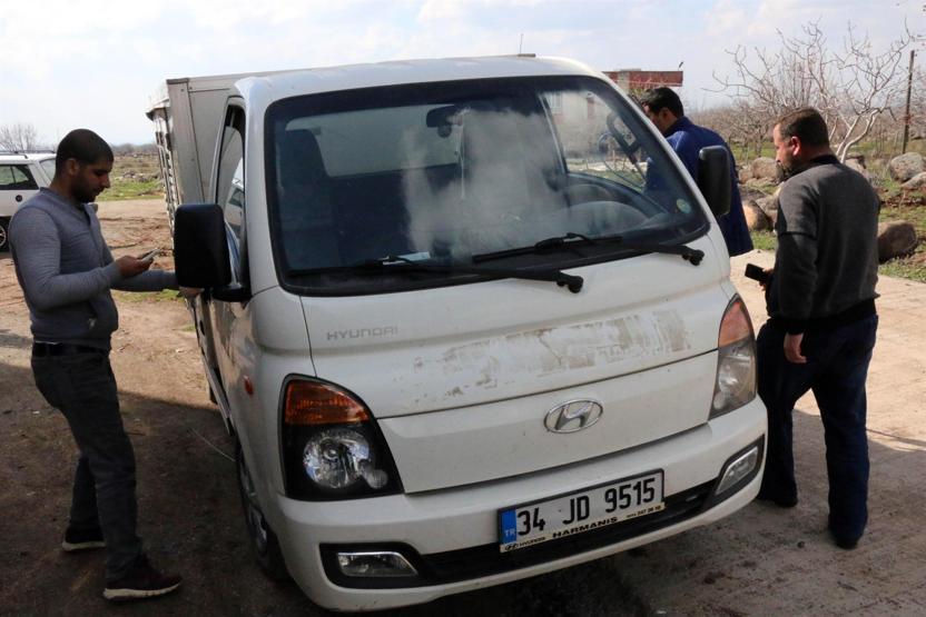 Yavrularıyla gezen köpeği pompalı tüfekle yaraladı