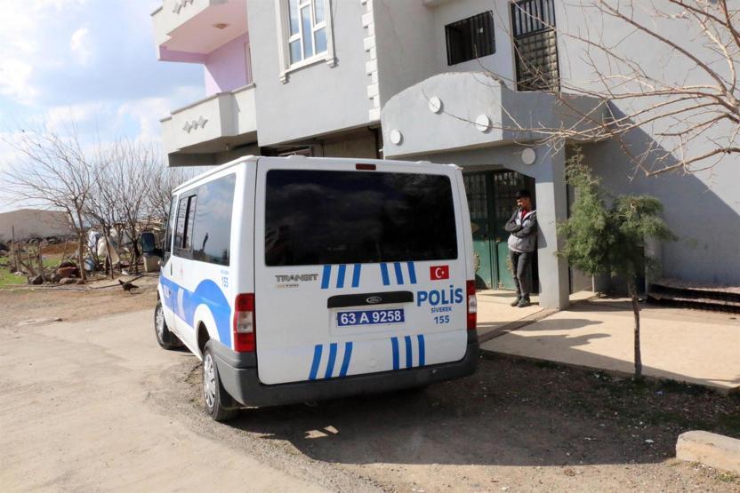Yavrularıyla gezen köpeği pompalı tüfekle yaraladı