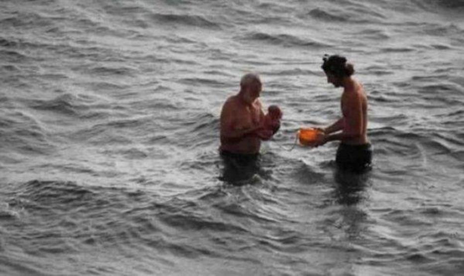 Hamile Rus turist denizde doğum yaptı