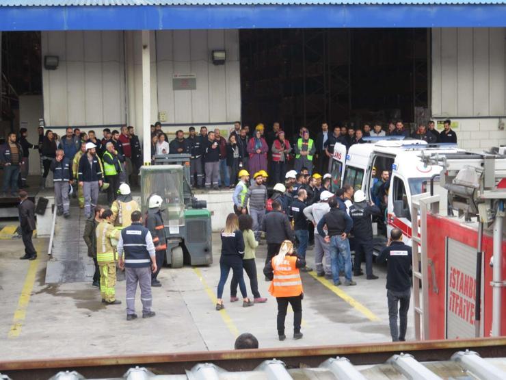 Son dakika...Tuzlada antrepoda raflar işçilerin üzerine devrildi