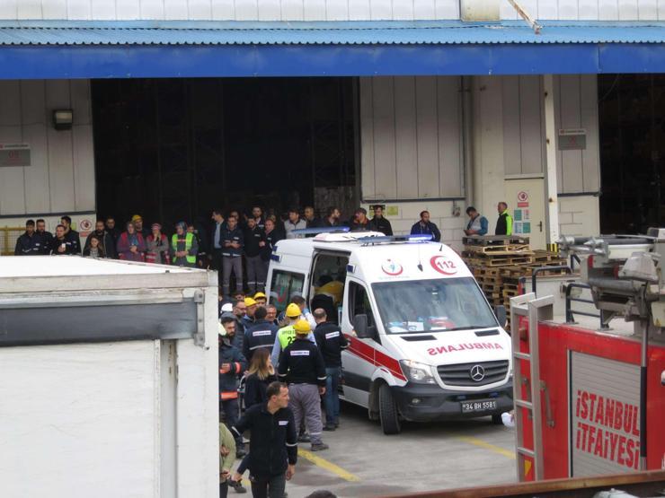 Son dakika...Tuzlada antrepoda raflar işçilerin üzerine devrildi
