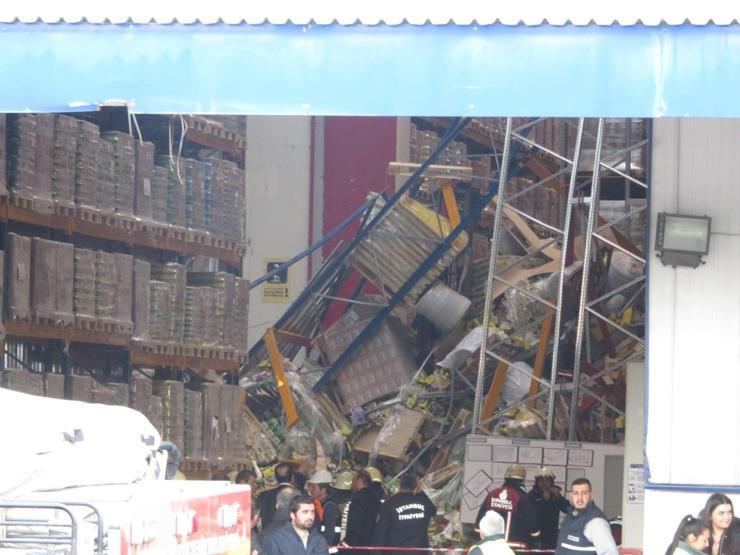 Son dakika...Tuzlada antrepoda raflar işçilerin üzerine devrildi