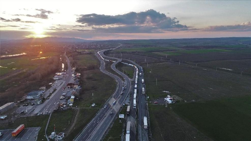 Kapıkulede TIR kuyrukları uzadı gitti: İşte havadan görüntüleri