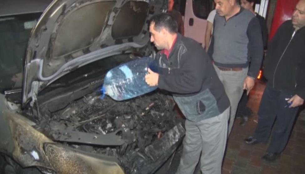 Bahçelievlerde iki araba kundaklandı