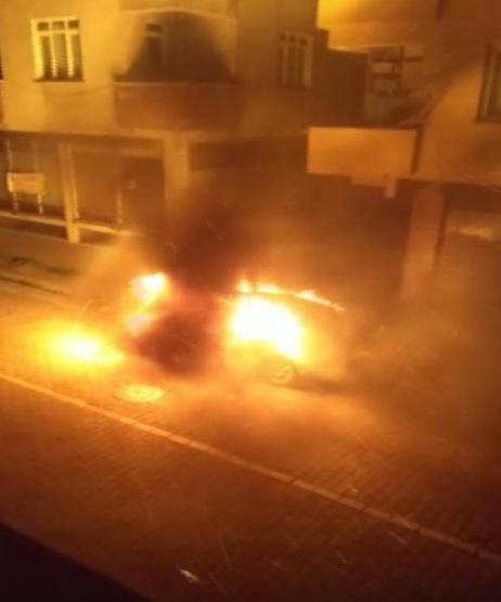 Bahçelievlerde iki araba kundaklandı
