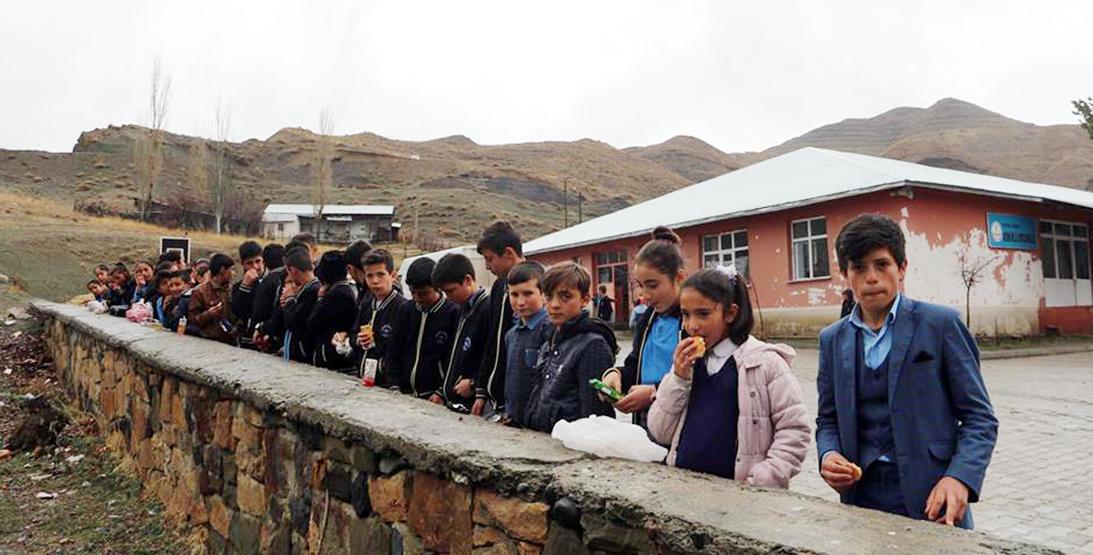 İhale önceden yapıldı 36 öğrenci duvarda yemek yiyor
