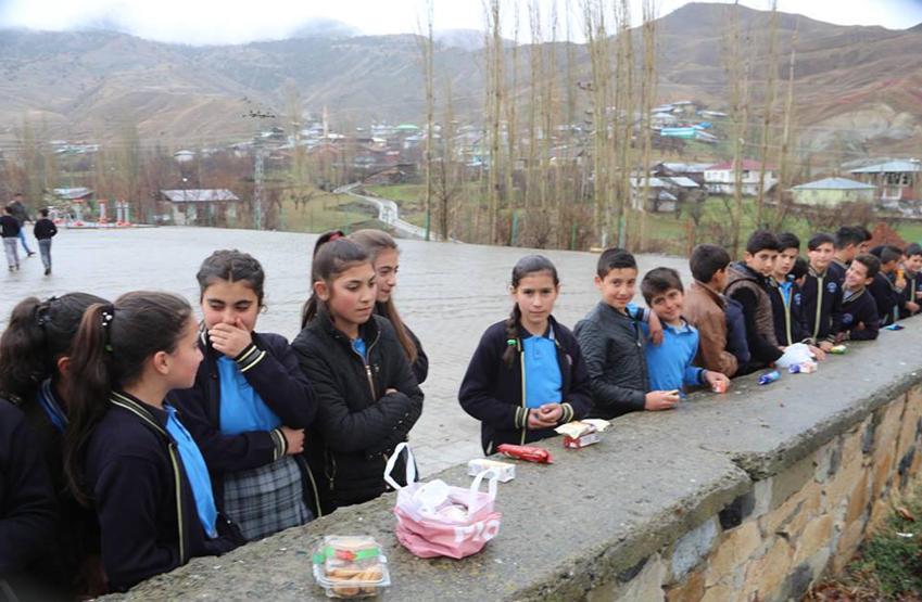 İhale önceden yapıldı 36 öğrenci duvarda yemek yiyor