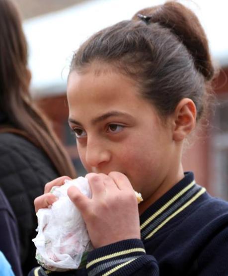 İhale önceden yapıldı 36 öğrenci duvarda yemek yiyor
