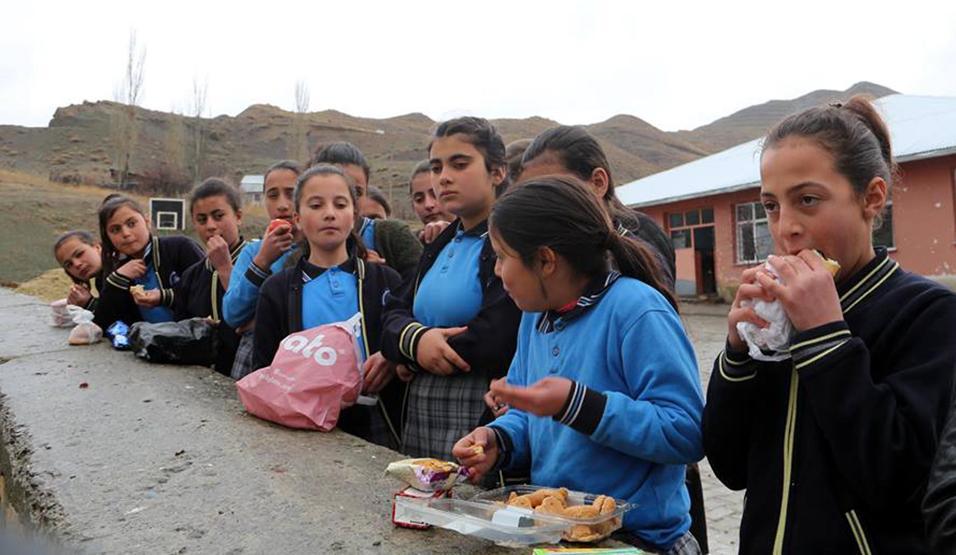 İhale önceden yapıldı 36 öğrenci duvarda yemek yiyor