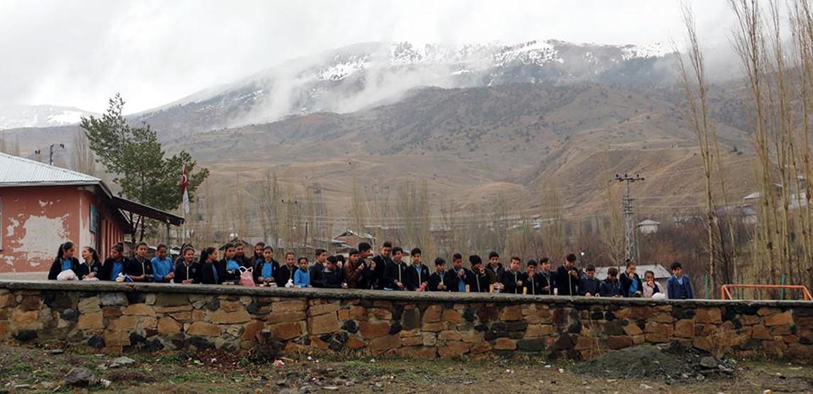 İhale önceden yapıldı 36 öğrenci duvarda yemek yiyor