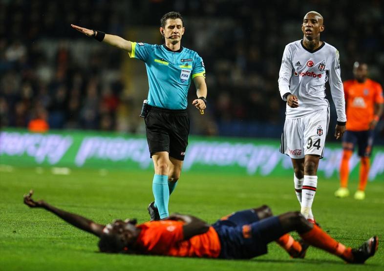 Başakşehir - Beşiktaş maçında devre arası kavga çıktı: Arda Turan araya girince...