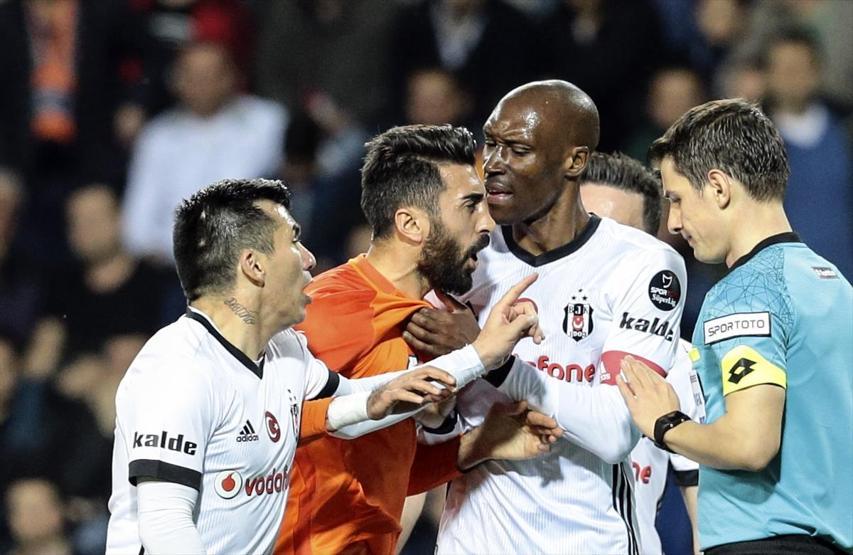 Başakşehir - Beşiktaş maçında devre arası kavga çıktı: Arda Turan araya girince...