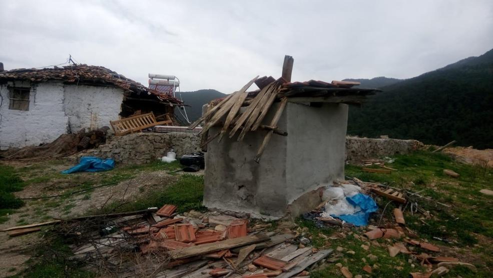 Aydında rüzgâr bir konteyner evi uçurdu