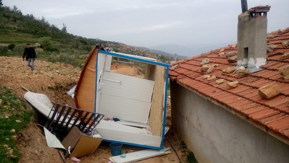 Aydında rüzgâr bir konteyner evi uçurdu