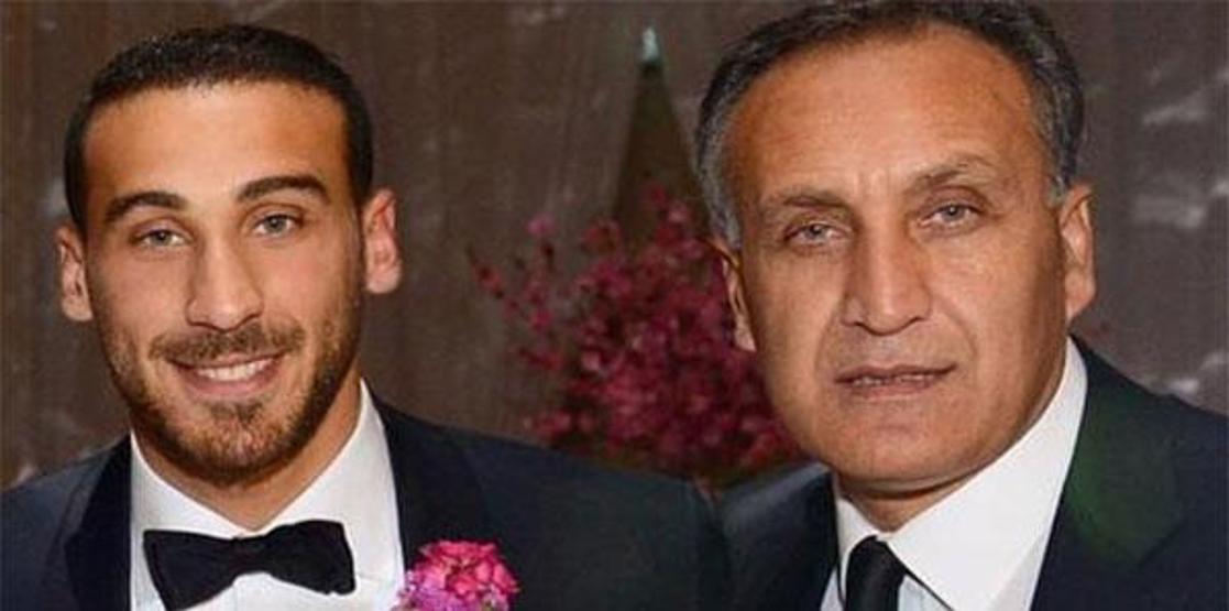 Cenk Tosunun babasıyla selfie çeken Evertonlı