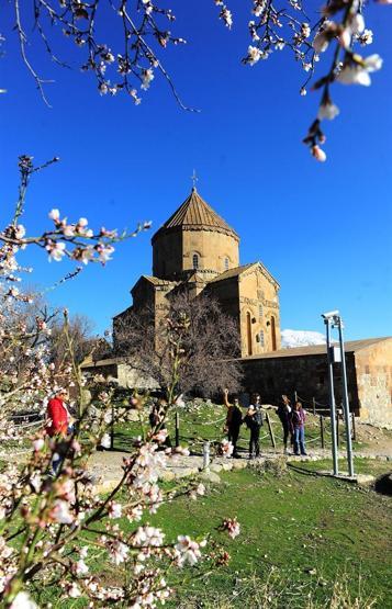 Akdamar Adasında bahar manzarası büyülüyor