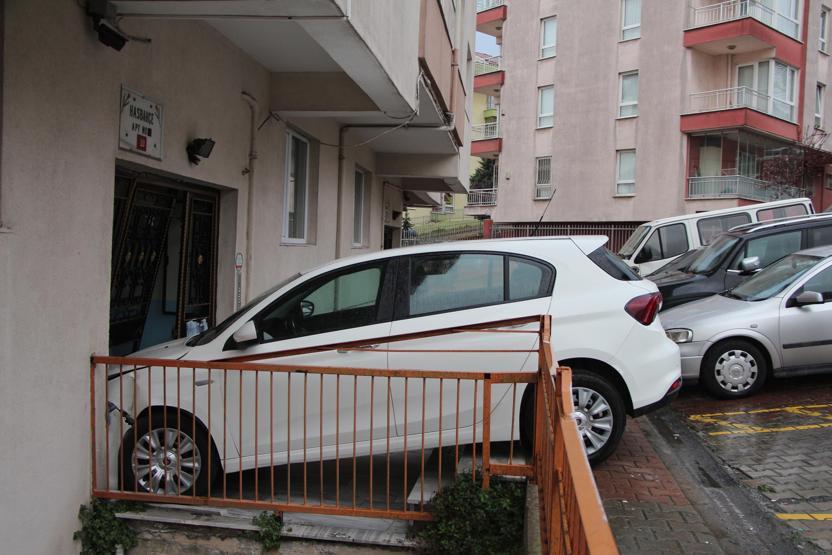 Bir anlık dalgınlıkla oldu: Vites hatası yaptı şok geçirdi