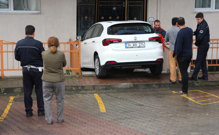 Bir anlık dalgınlıkla oldu: Vites hatası yaptı şok geçirdi