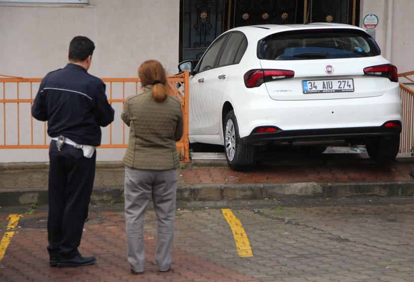 Bir anlık dalgınlıkla oldu: Vites hatası yaptı şok geçirdi