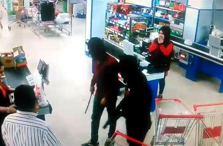 Pompalı tüfek ve palalı market soygunu kamerada