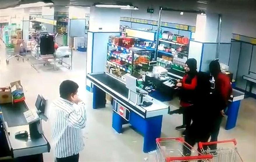 Pompalı tüfek ve palalı market soygunu kamerada