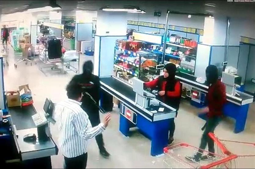 Pompalı tüfek ve palalı market soygunu kamerada