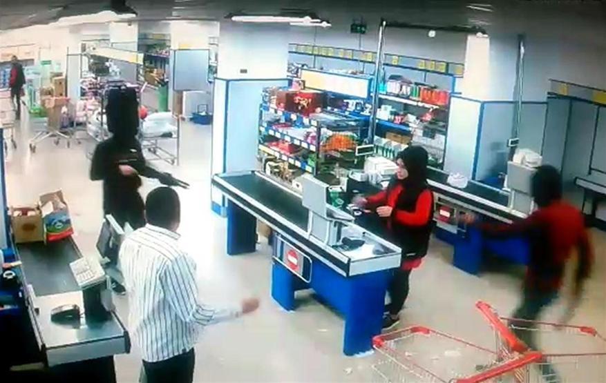 Pompalı tüfek ve palalı market soygunu kamerada