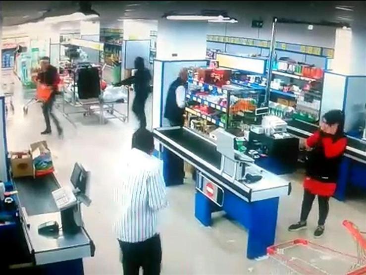 Pompalı tüfek ve palalı market soygunu kamerada